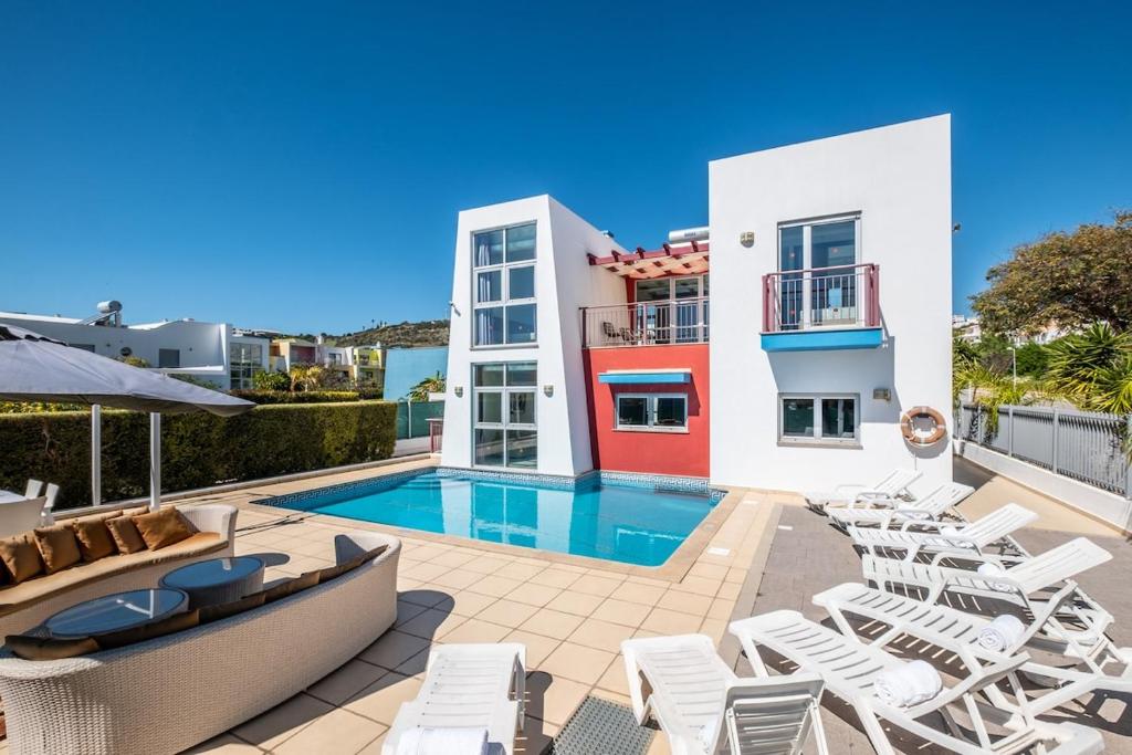 a villa with a swimming pool and a patio at Villa Orada in Albufeira