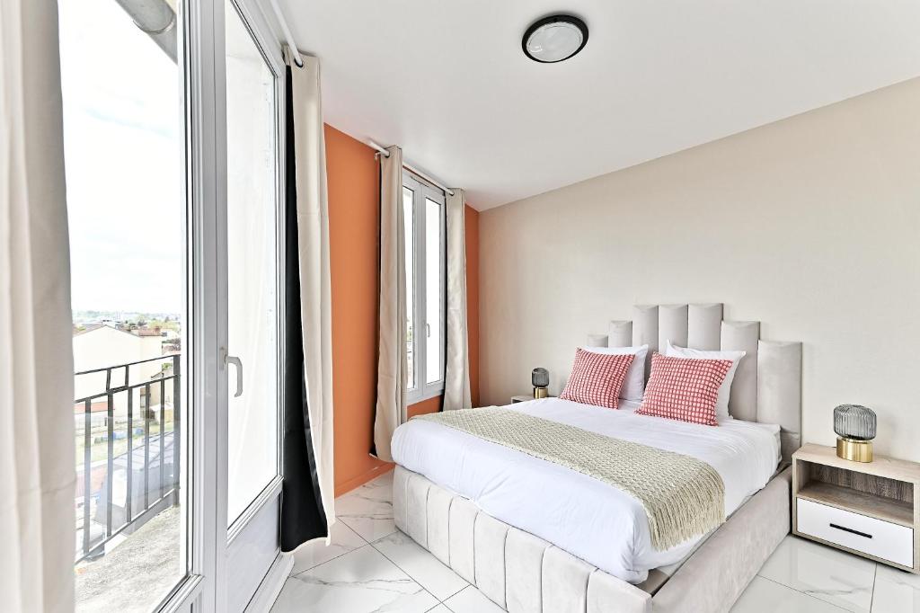 une chambre avec un grand lit et une grande fenêtre dans l'établissement Serenity spot at Gagny - Near Paris, à Gagny