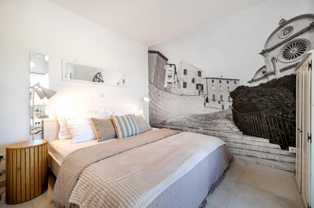 una camera con letto e murale di Ojra NEW apartment with seaview a Šibenik