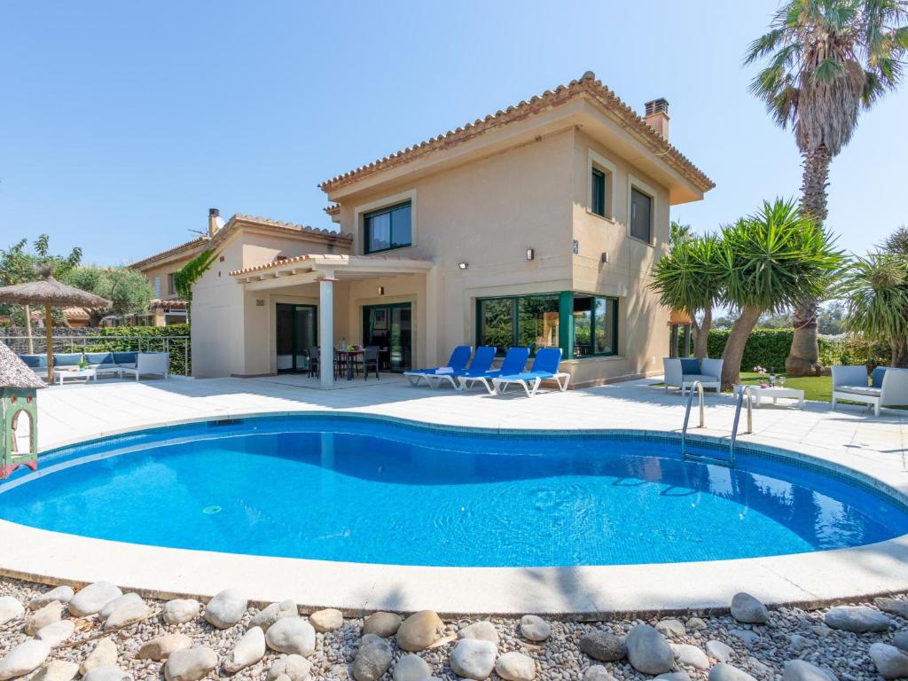 eine Villa mit einem Pool und einem Haus in der Unterkunft Casa Sant Pere Pescador, 4 dormitorios, 8 personas - ES-89-113 in Sant Pere Pescador