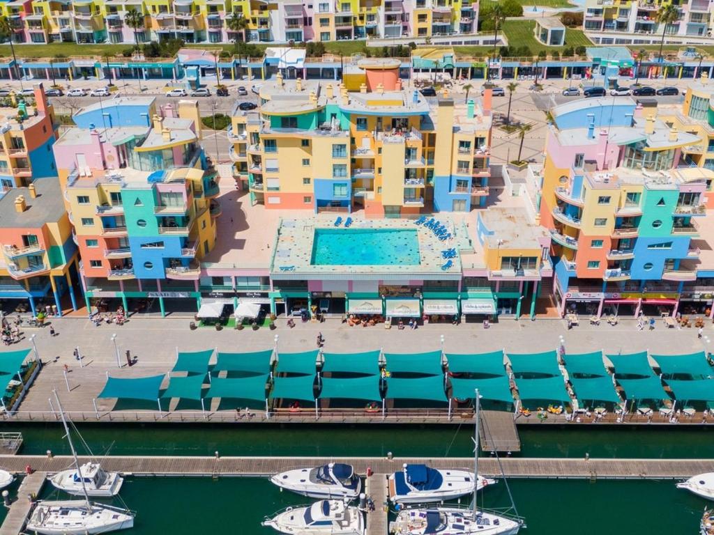 Bazén v ubytování Apartamento Vista Marina nebo v jeho okolí