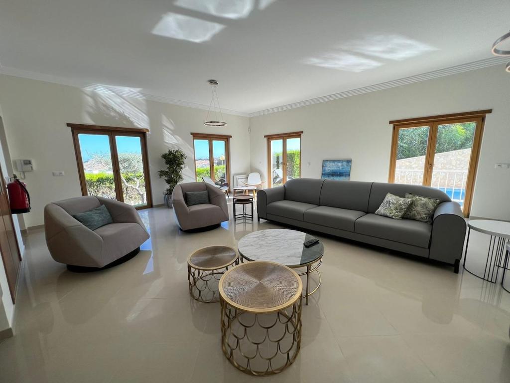sala de estar con sofá y mesa en Light House Luxury Villa, en Albufeira