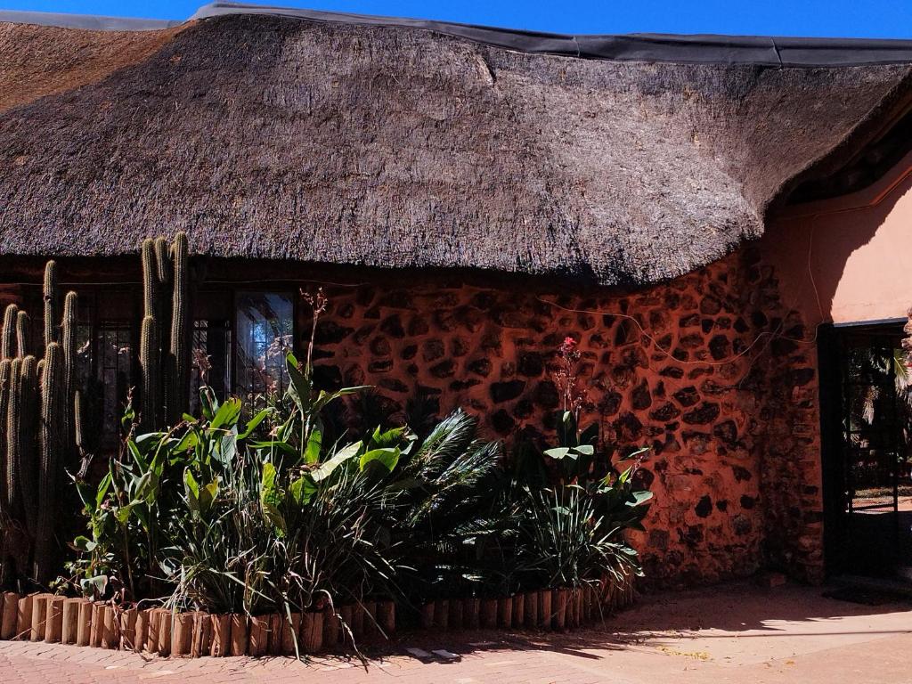 un edificio in mattoni con piante di fronte di Carstens Cove a Carletonville