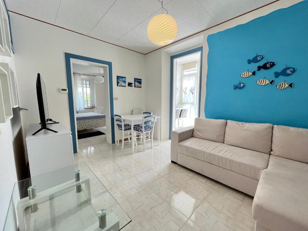 グラードにあるCondominio Ariostoのソファとテレビのあるリビングルーム