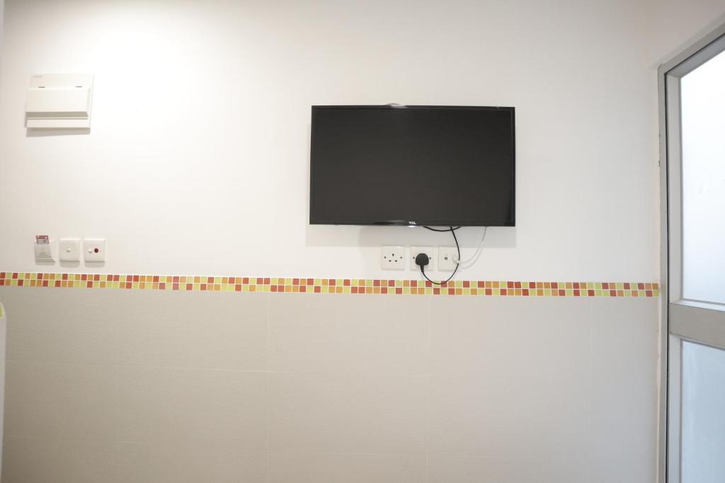 Televiisor ja/või meelelahutuskeskus majutusasutuses Hoi To Hostel
