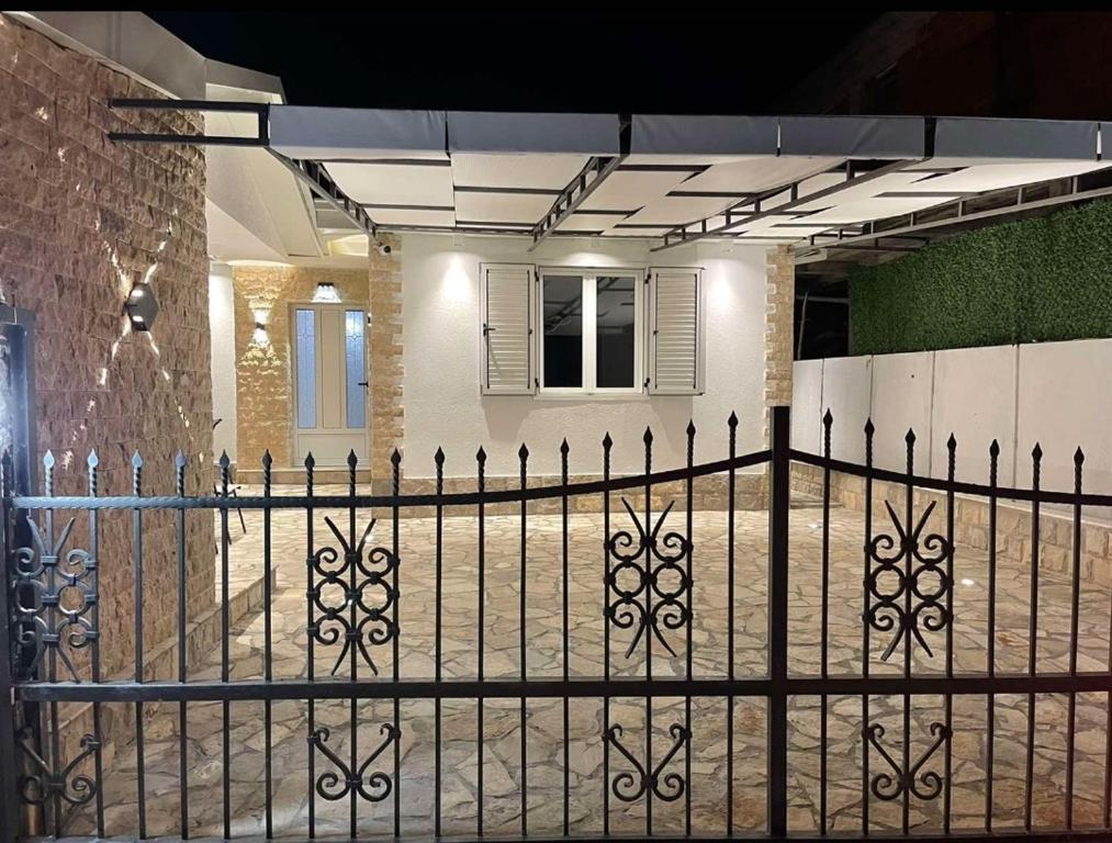 una valla negra delante de un edificio en Vacation home, en Ulcinj