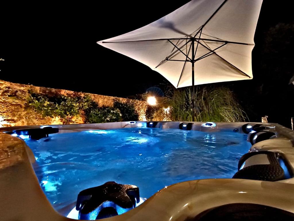 Bazén v ubytovaní Villa Deluxe con Idromassaggio alebo v jeho blízkosti