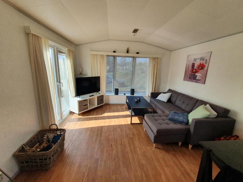 TV a/nebo společenská místnost v ubytování Chalet in Lauwersoog