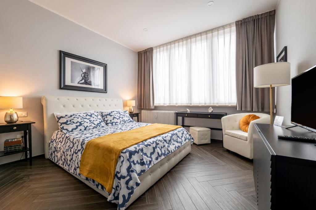 ein Hotelzimmer mit einem Bett und einem Sofa in der Unterkunft Vista Sulle Colline in Forlì