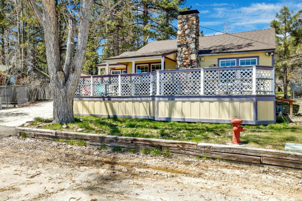 een huis met een wit hek en een brandkraan bij FRANK'S OLD BEAR #149 in Big Bear Lake