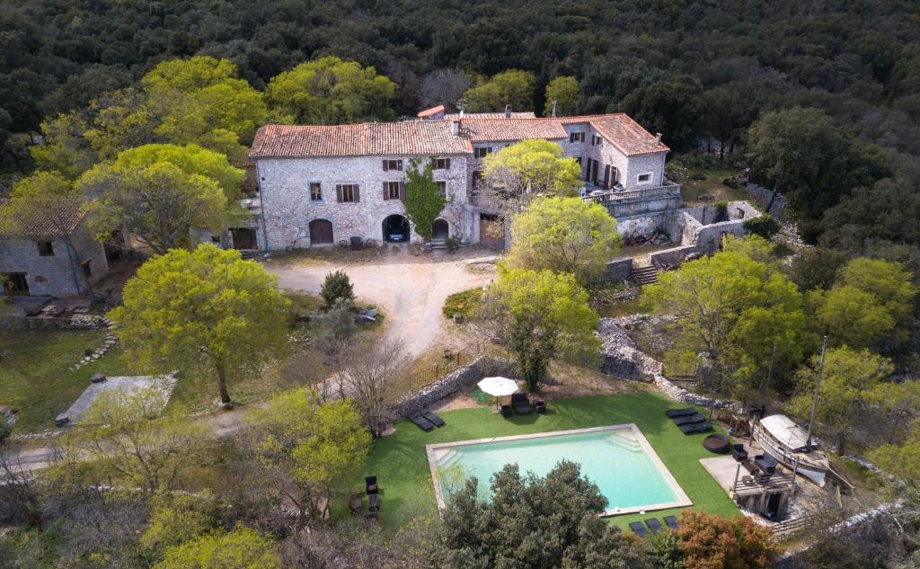 een luchtzicht op een landgoed met een zwembad bij Le Petit Nid au Mas de Causse in Brissac