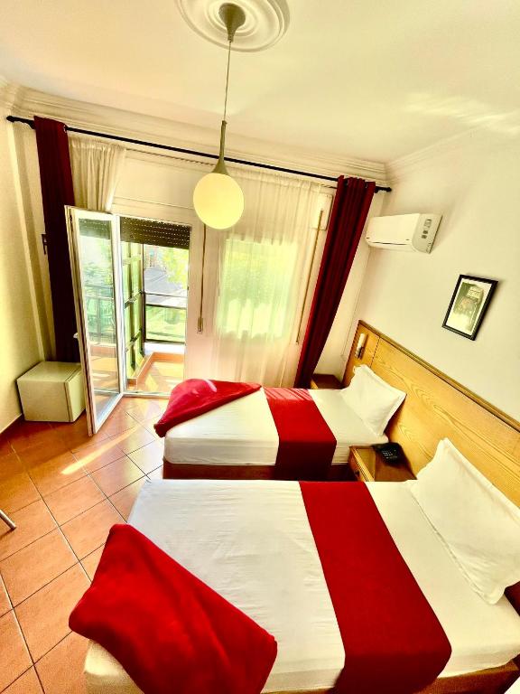 Postel nebo postele na pokoji v ubytování Sary's Hotel