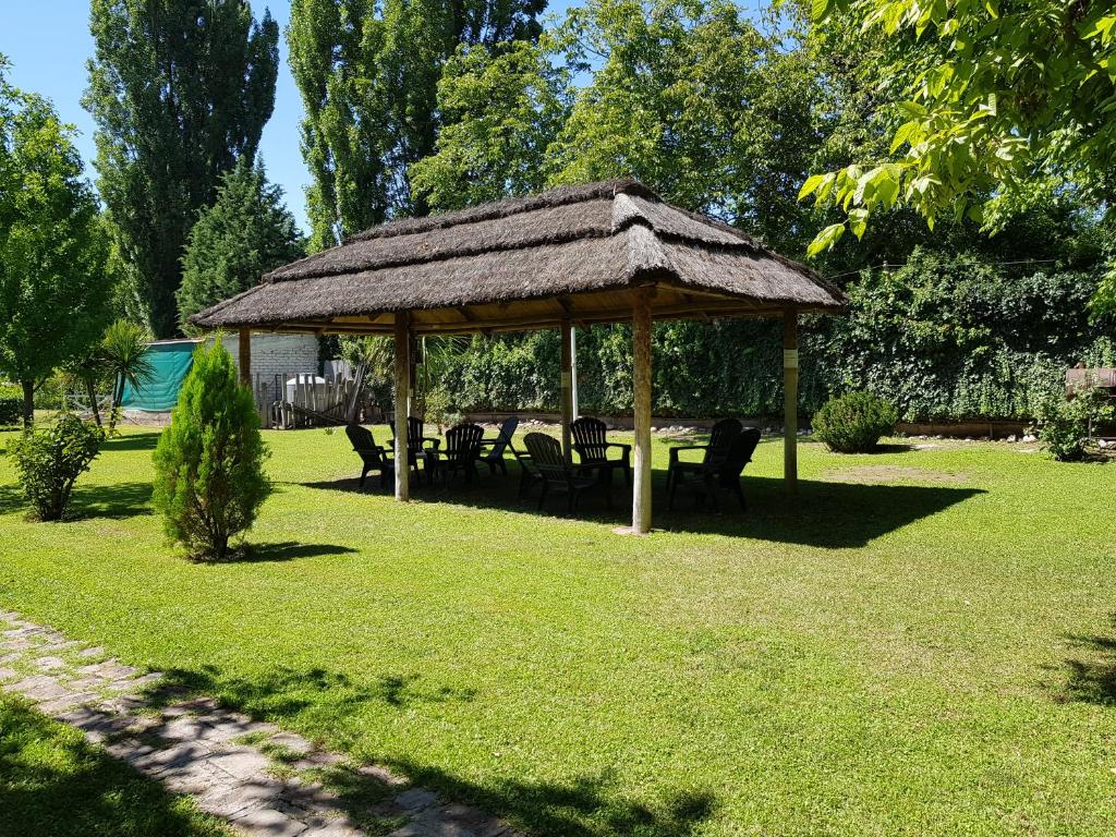 ルハン・デ・クージョにあるCabañasPerdrielの公園内のガゼボ(テーブル、椅子付)