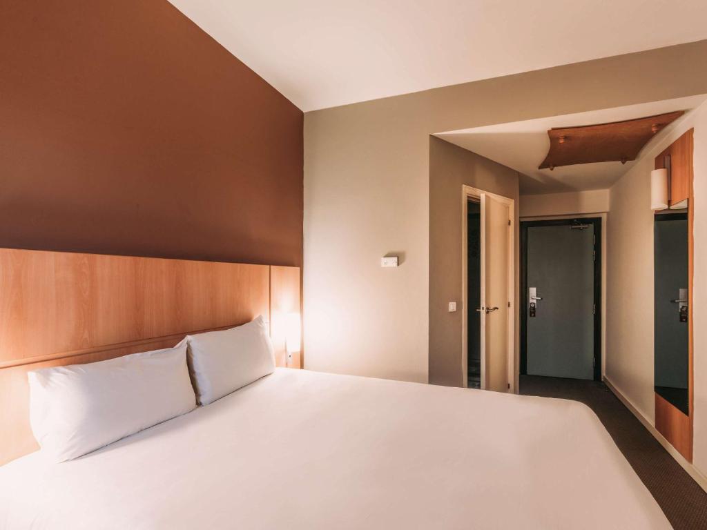 Postel nebo postele na pokoji v ubytování Ibis Marrakech Palmeraie