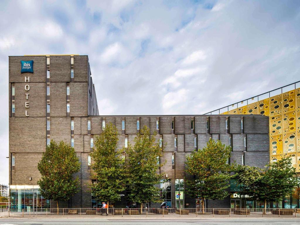 un bâtiment avec un panneau sur son côté dans l'établissement ibis Budget Manchester Centre Pollard Street, à Manchester