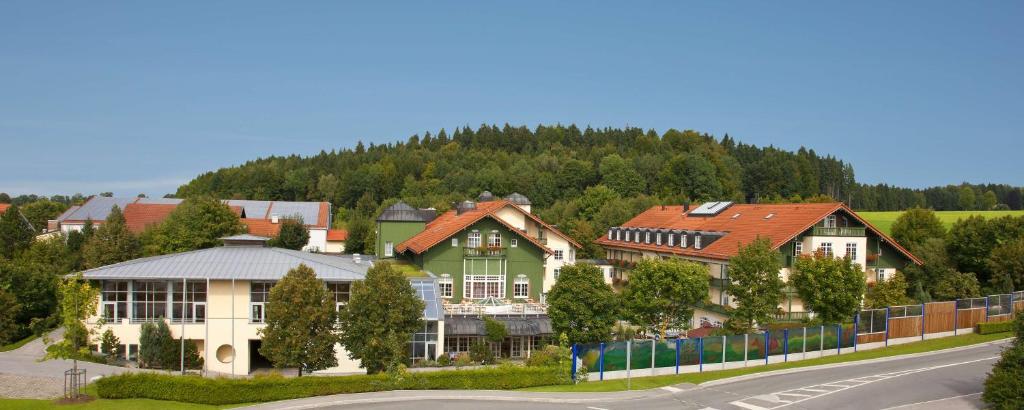 Hotel Bayerischer Hof Miesbach, BW Premier Collection في ميسباخ: مجموعة منازل على تلة مع طريق