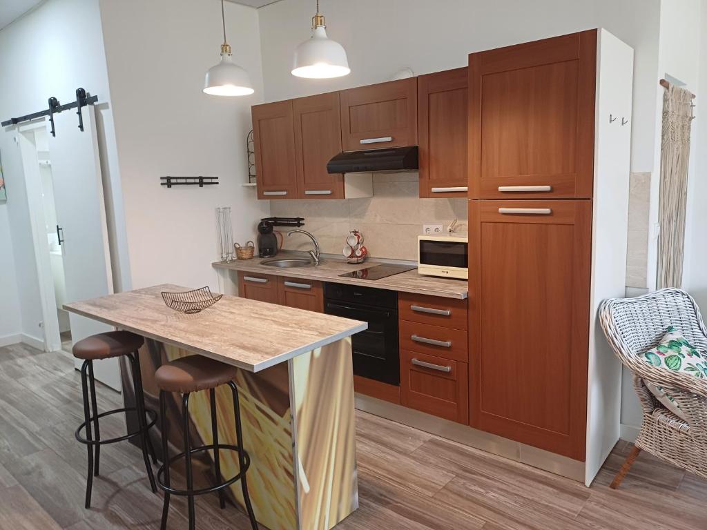 cocina con armarios de madera y encimera en Loft, en Ibi