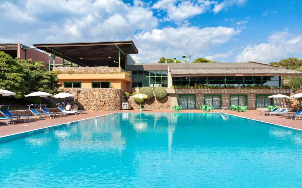 Bazén v ubytování Ecovillage with swimming-pool surrounded by greenery, apartments with air conditioning and outdoor private area nebo v jeho okolí