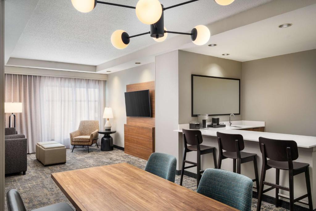 Embassy Suites Lincoln - Suite Premium De Dos Dormitorios En Esquina