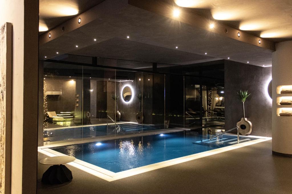a bathroom with a swimming pool in a house at Rubens Hotels & SPA in Vila Nova de Gaia