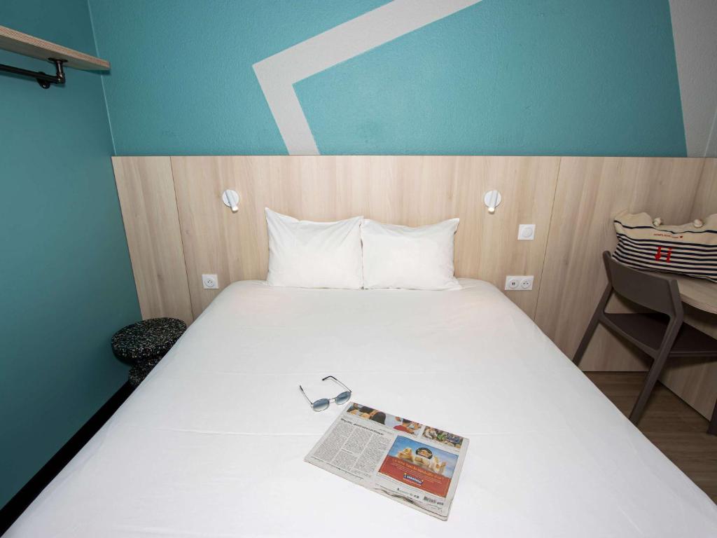 Postel nebo postele na pokoji v ubytování ibis budget Honfleur Centre