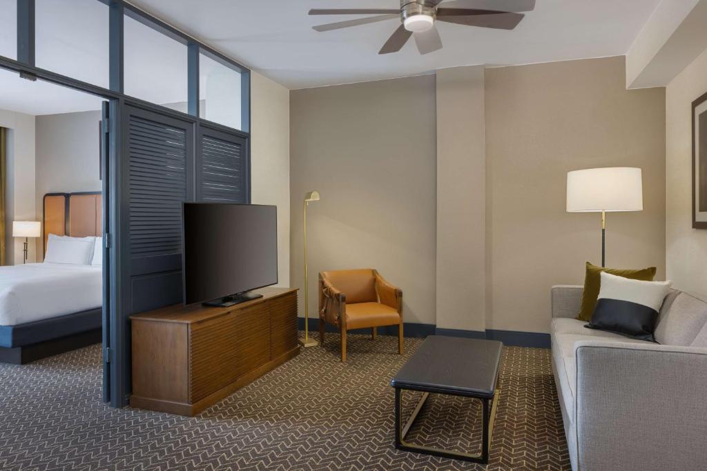 DoubleTree Suites by Hilton Lexington - 中庭景两室特大号床套房 - 带阳台