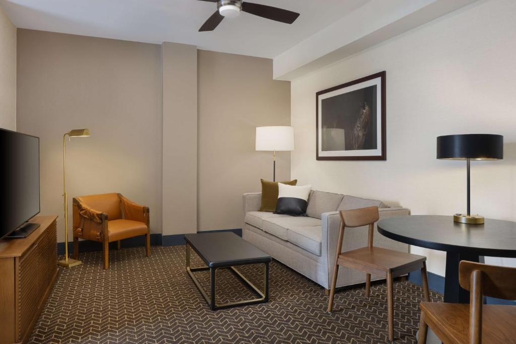 DoubleTree Suites by Hilton Lexington - 中庭或外部景观两室特大号床套房
