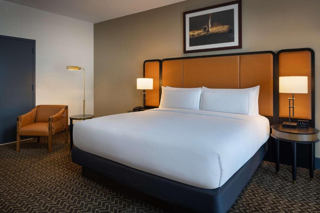 DoubleTree Suites by Hilton Lexington - 外部景两室待客特大号床套房