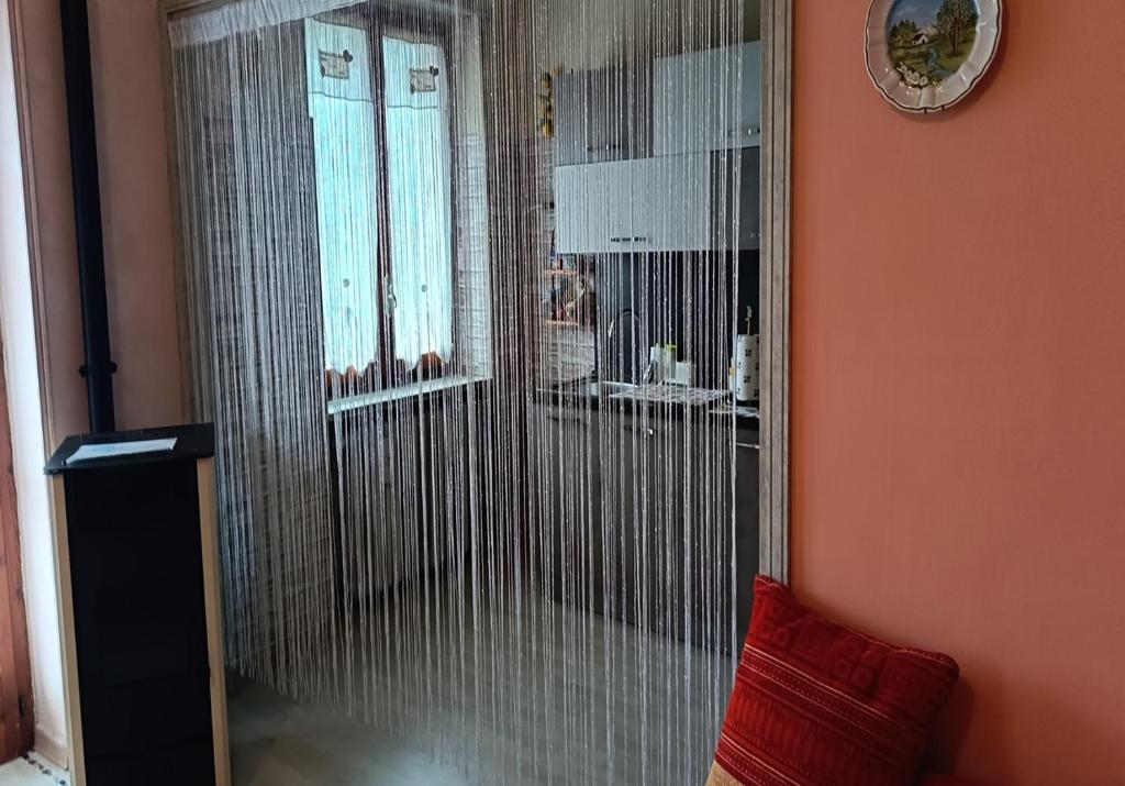 szklany prysznic w pokoju z czerwoną poduszką w obiekcie La Magnolia B&B w mieście Gassino Torinese