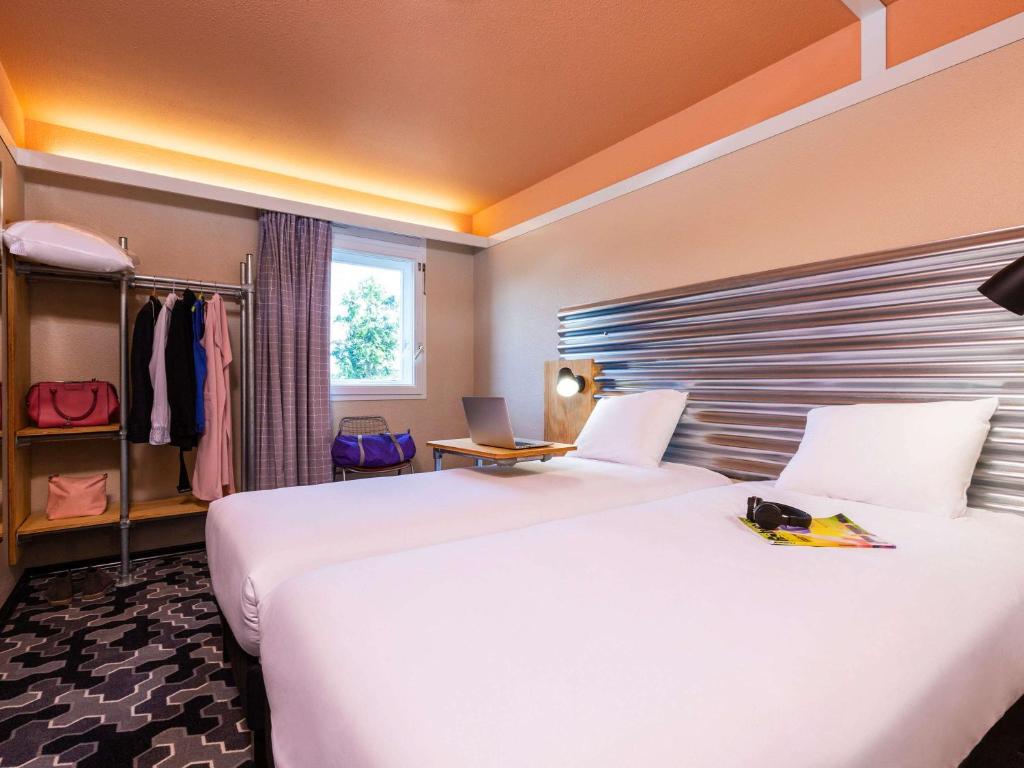 um quarto de hotel com duas camas e uma janela em Ibis Styles Bobigny Centre Préfecture em Bobigny