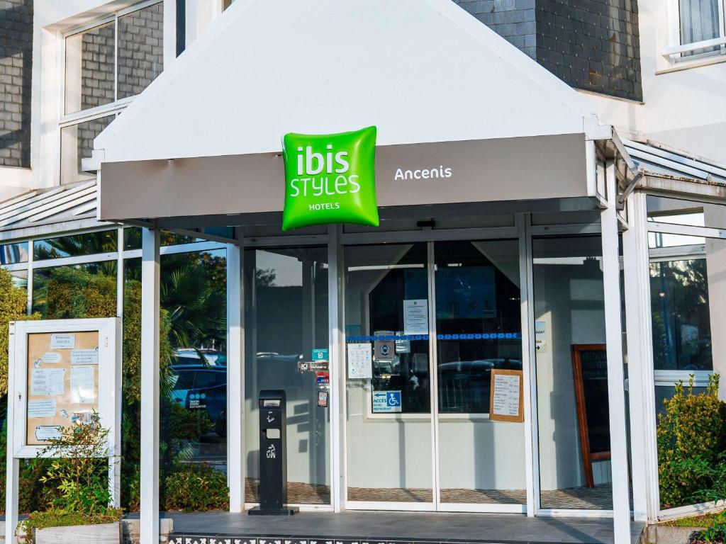 アンスニにあるibis Styles Ancenis Centreの建物前のバス店の看板