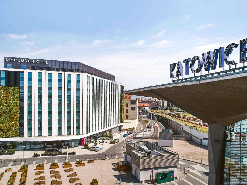 una vista su un hotel con un cartello che dice Krumney di Mercure Katowice Centrum a Katowice