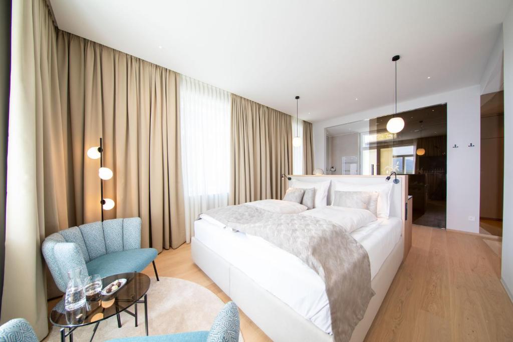 Postel nebo postele na pokoji v ubytování Apollo AchtQuartier Das Hotel am Mondsee