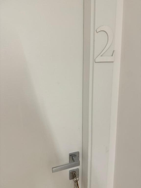 Una puerta con el número. en BiRooms en Nápoles