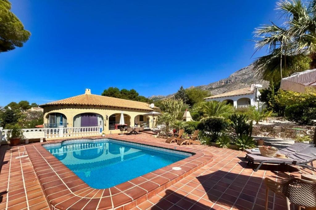 ein Haus mit einem Pool und einem Resort in der Unterkunft Casa Ardilla in Altea