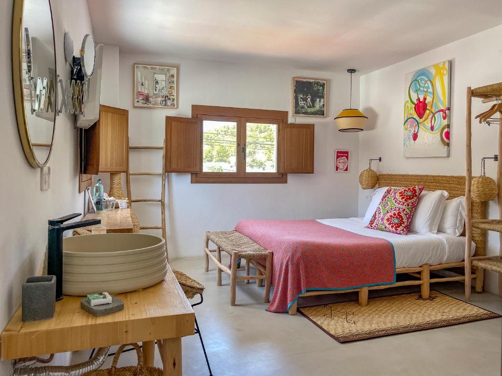 1 dormitorio con 1 cama y 1 mesa en Hostal Mar y Sal, en Sant Josep de sa Talaia