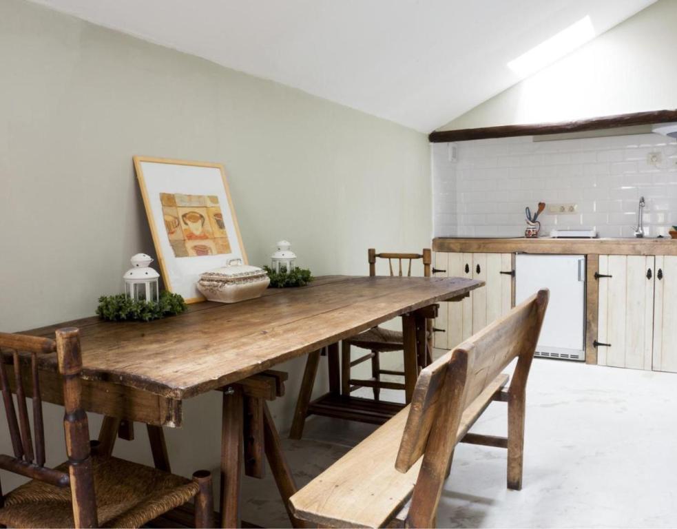- une table et des chaises en bois dans la cuisine dans l'établissement Apartamento Azul, à Revilla de Cepeda