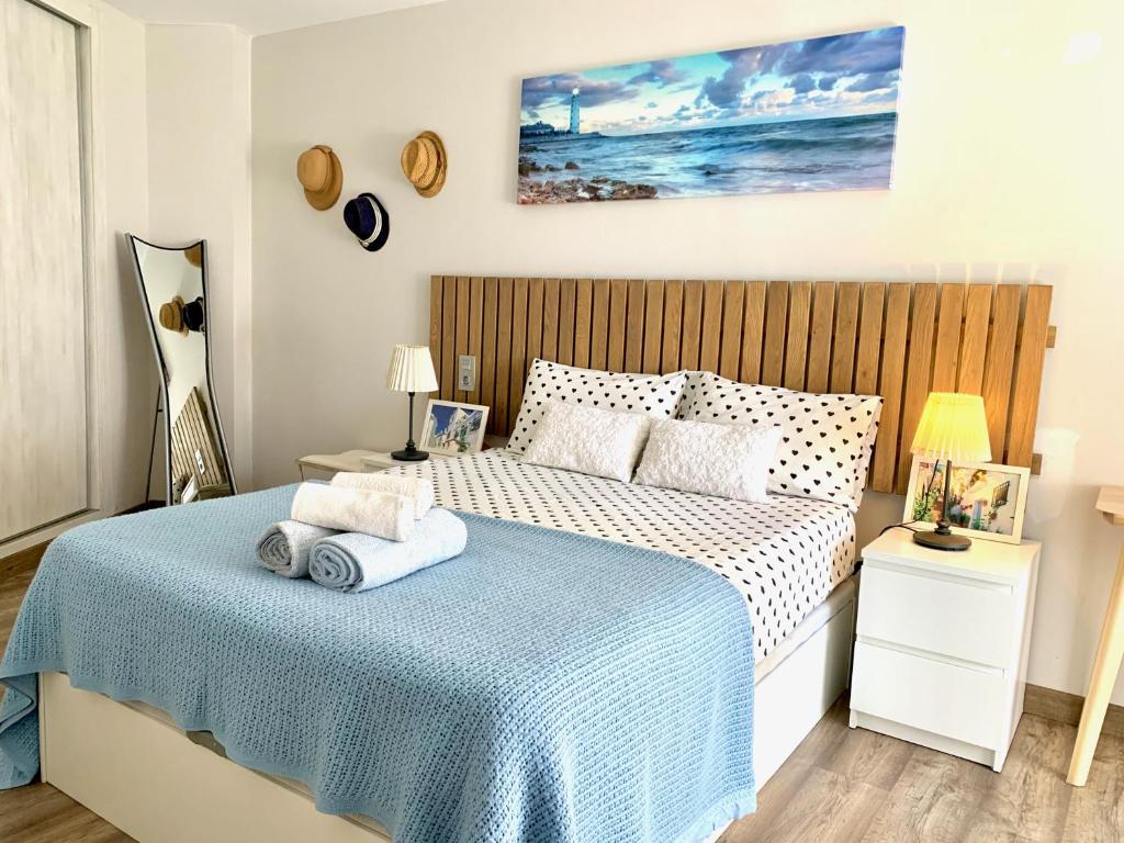 トロクスにあるApartamento al lado del paseo marítimo Torrox Costaのベッドルーム1室(ベッド1台、タオル2枚付)