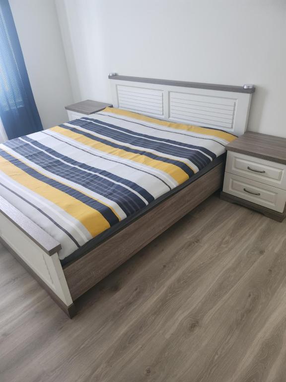 1 cama en un dormitorio con suelo de madera en Chambre disponible en Bruselas