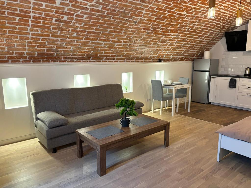 a living room with a couch and a coffee table at Hubane apartment Tartu kesklinnas in Tartu