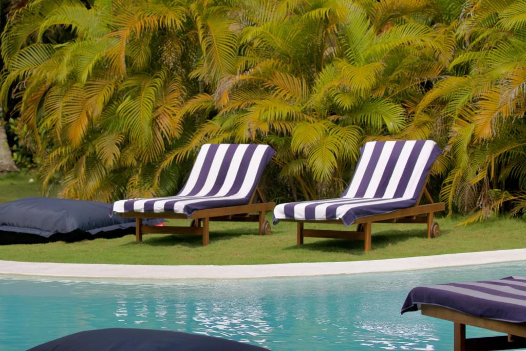聖瑪爾塔的住宿－Solea Villa Tropical，游泳池旁的两把椅子