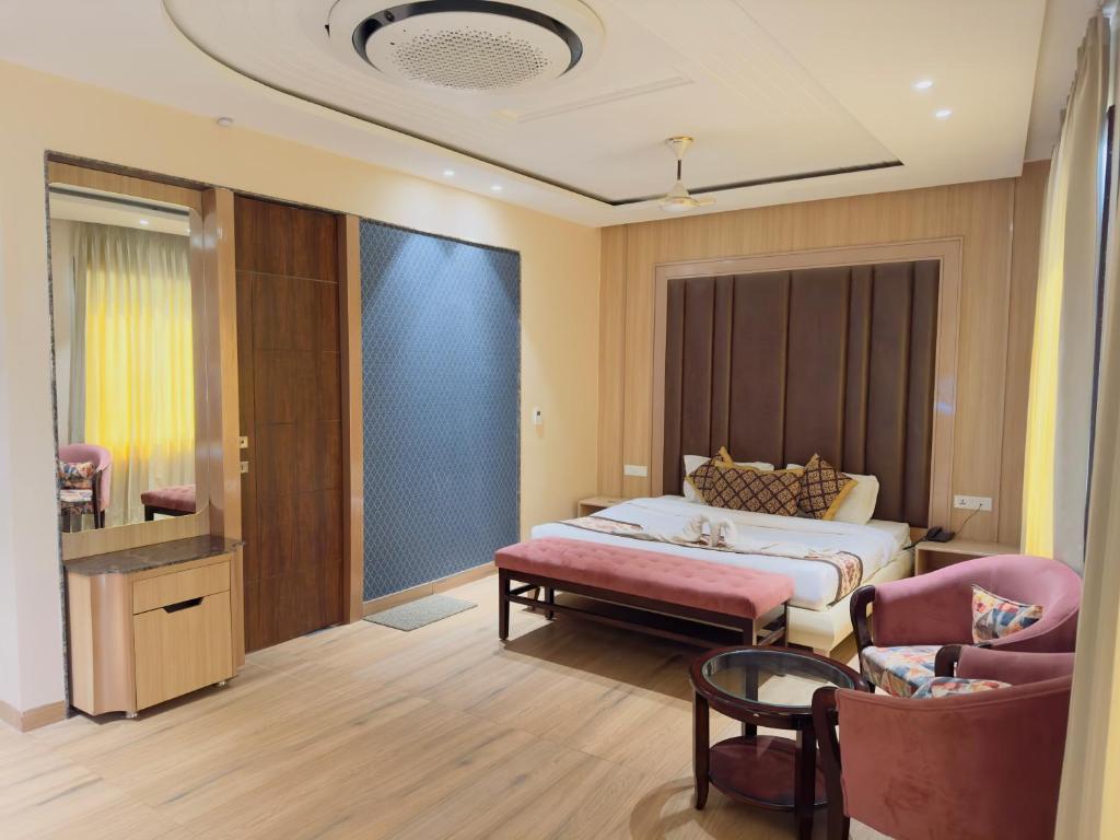 Llit o llits en una habitació de AN Hotel-premium Near Golden Temple Amritsar