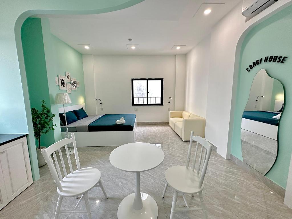 Postel nebo postele na pokoji v ubytování Corgi House Danang