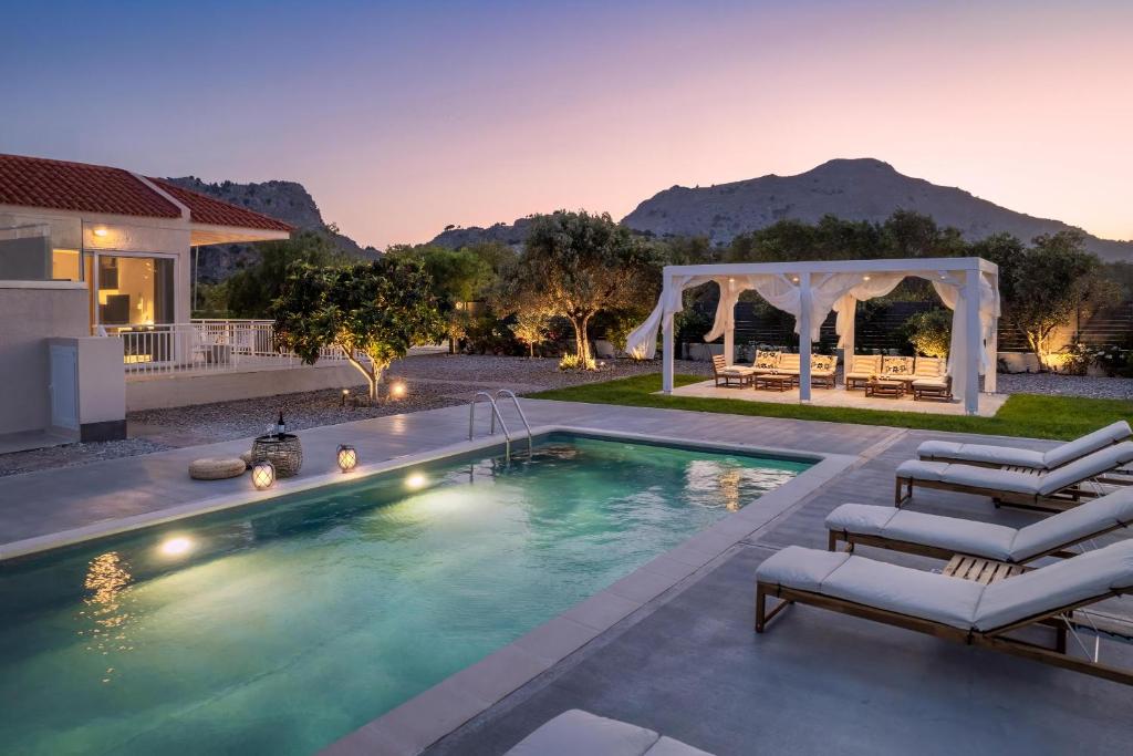 Una piscina en un patio trasero con un cenador. en Eternity Villa Kolympia, en Kolymbia
