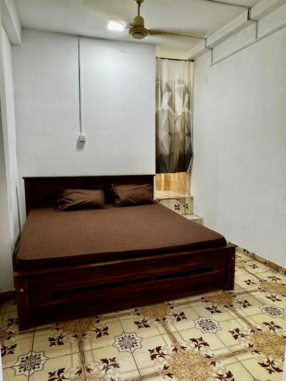 sypialnia z łóżkiem w pokoju w obiekcie Madina Palace Inn w Kolombo