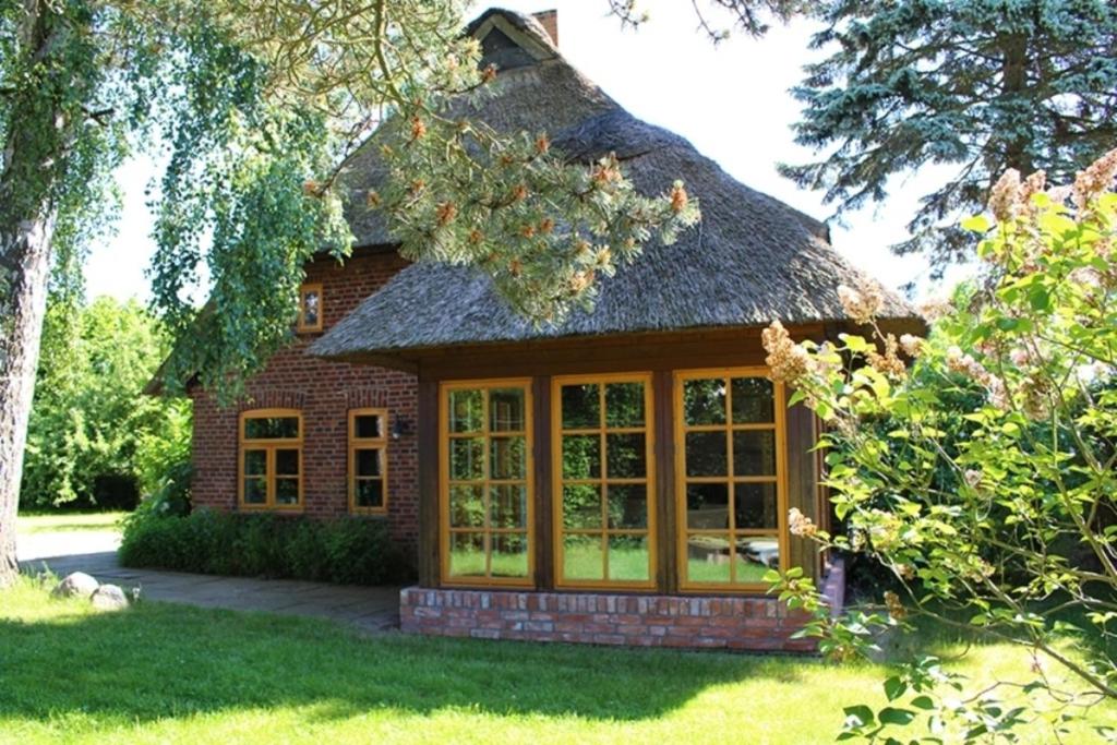 una piccola casa con tetto di paglia di Lieblingsplatz a Grömitz
