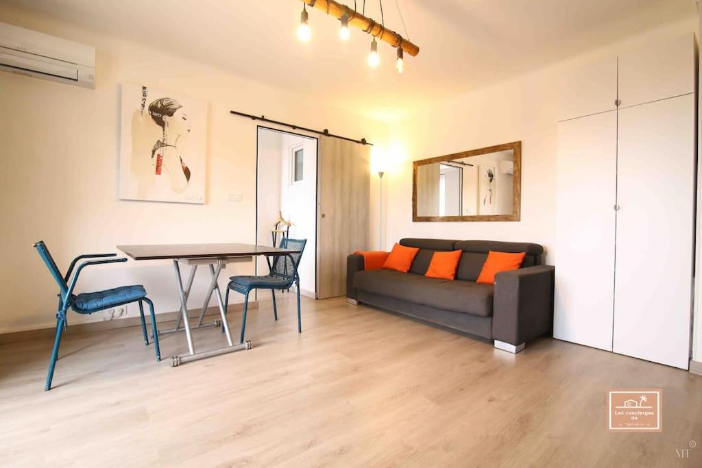 un salon avec un canapé et une table dans l'établissement Le Criotto, à La Seyne-sur-Mer