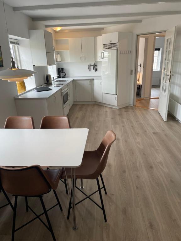 Kuchyň nebo kuchyňský kout v ubytování Marsk Hotel Apartments 6B, 1 - TV