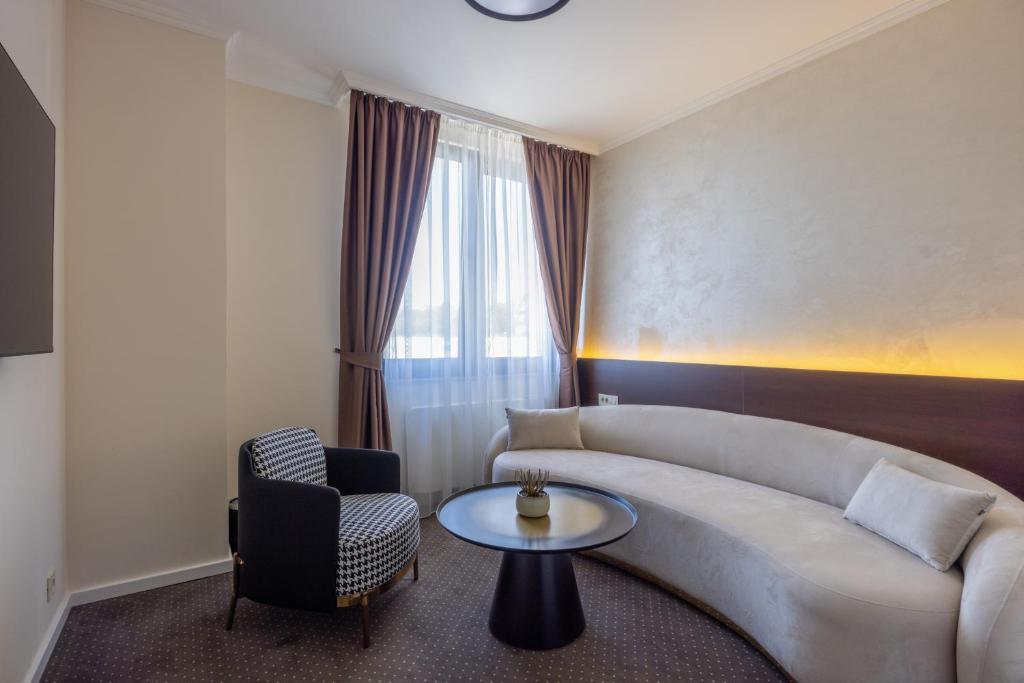 Prostor za sedenje u objektu Nobel West Hotel