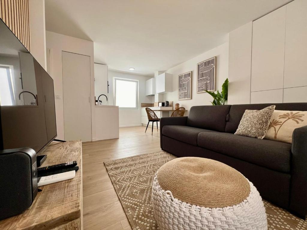 un salon avec un canapé et une table dans l'établissement C003 Cosy a 200 m du Palais plein centre Cannes, à Cannes